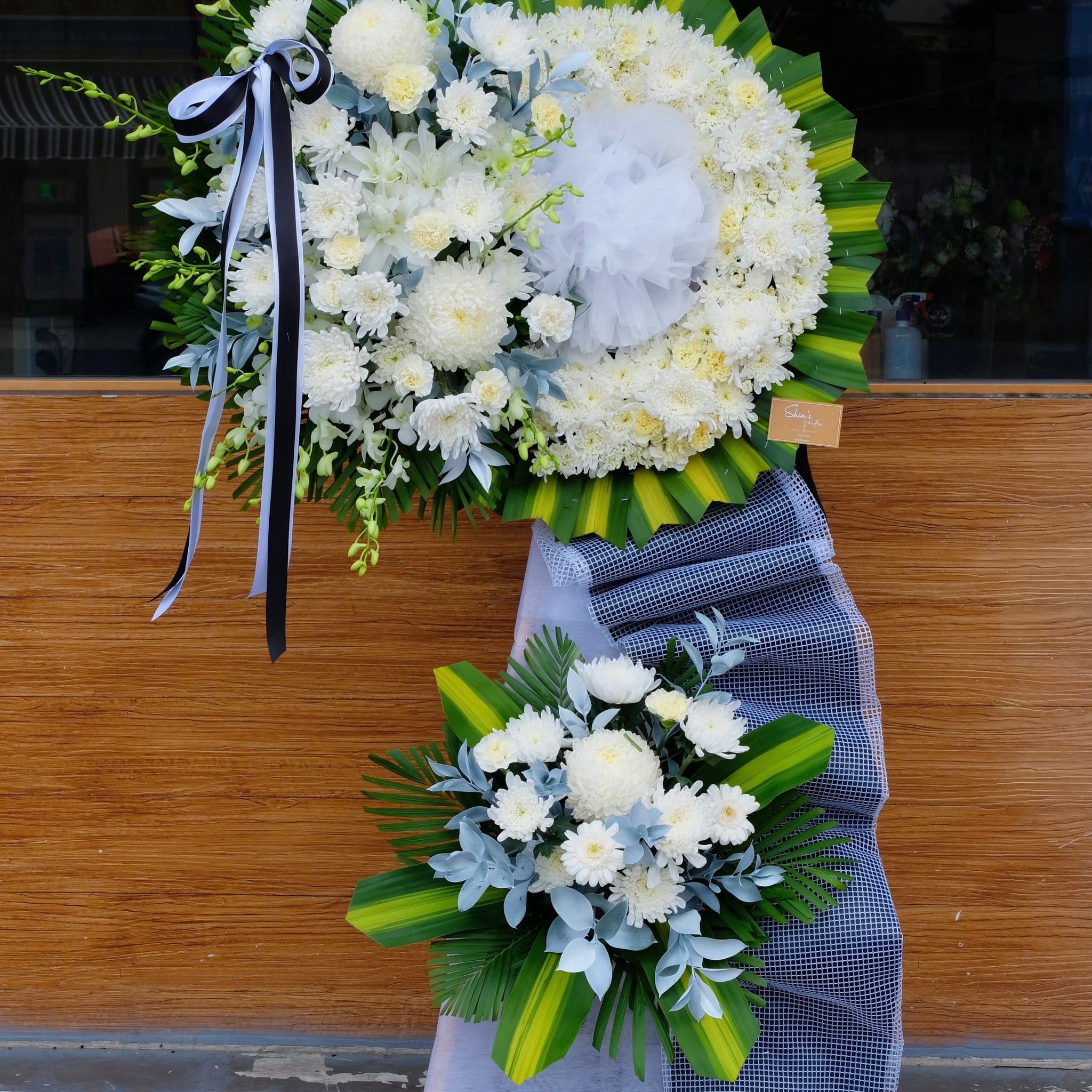 Kệ Hoa Chia Buồn 62 - Hoa Tươi Sóc Trăng